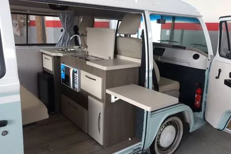 Conheça histórias de quem transformou a clássica Kombi em uma casa sobre rodas para viajar | Carros | autoesporte Motor Home Interior, Combi Vw T2, Kombi Interior, Kombi Trailer, Kombi Camper, Trailers Vintage, Vw Bus Interior, Vintage Trailer Interior, Motorhome Interior