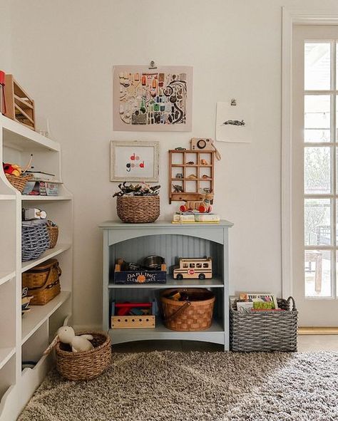 Inexpensive Bedroom Ideas, Living Room With Kids Toys, Kids Play Area In Living Room, Cottage Playroom, Playroom Vintage, Cozy Playroom, Vintage Toddler Rooms, Vintage Playroom, Vintage Kids Room