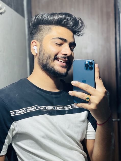 MIRROR SELFIE ♥️ Iphone Mirror Selfie Men, Iphone Selfie Mirror, Mirror Selfie Men, Iphone Mirror Selfie, Iphone Selfie, Apple Iphone Accessories, Girly Songs, Iphone Accessories, Selfie Stick