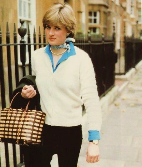 lady diana, shows that the classic/sloane ranger look- still works! Sloane Ranger, Prins William, Spencer Family, Princess Diana Fashion, Prins Harry, Princess Diana Family, Princess Diana Photos, Princes Diana, Diana Fashion