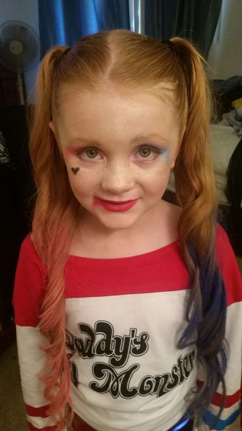 Harley quinn makeup kids Harley Quinn Face Paint, Face Paint Easy, Doll Makeup Halloween, Makeup For School, Harley Quinn Makeup, Recipes Using Bananas, Face Painting Easy, Paint Easy, Kids Face Paint