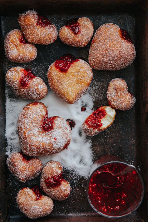 Valentines Baking, Valentine Desserts, Valentines Day Food, Valentines Food, Donut Recipes, Made In Heaven, Cafe Food, Pretty Food, Food Cravings