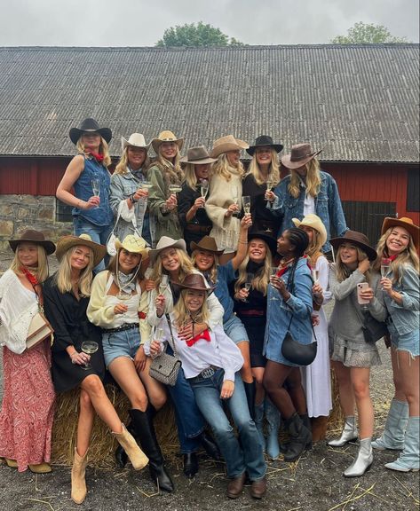 Cowboy Girl Outfits, Otley Run, Western Party Outfit, Frat Outfits, Karneval Outfit, Cowgirl Halloween Costumes, Cowboy Halloween Costume, Wild West Outfits, Carnaval Outfits