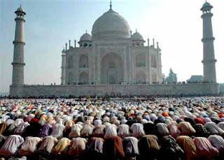 Do Muslims Worship the Same God as Christians? Debate over Vatican II’s "Lumen Gentium" and the Catechism Pillars Of Islam, Muslim Prayer, Spirituality Posters, World Religions, Losing Faith, Eid Al Fitr, Idul Fitri, Worship, Taj Mahal