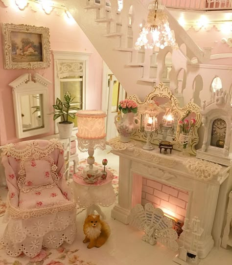 153 Likes, 10 Comments - Vicky (@pinkinparadise808) on Instagram: “Having fun decorating this dollhouse, I made a few more chandeliers and lamps #dollhouse…” Cute Home Interior, Kawaii House, Shabby Chic Modern, Shabby Chic Interior Design, Pink Dollhouse, Home Interior Ideas, House Crafts, Shabby Chic Living, Shabby Chic Room