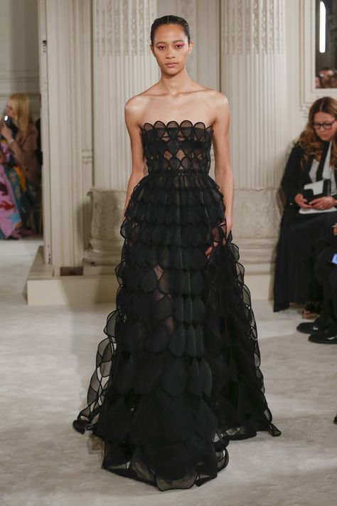 Valentino Spring 2018 Couture Fashion Show Collection Dress Runway, Valentino Haute Couture, Collection Couture, Gaun Fashion, Valentino Couture, Valentino Dress, Backless Prom Dresses, Black Gown, Gorgeous Gowns