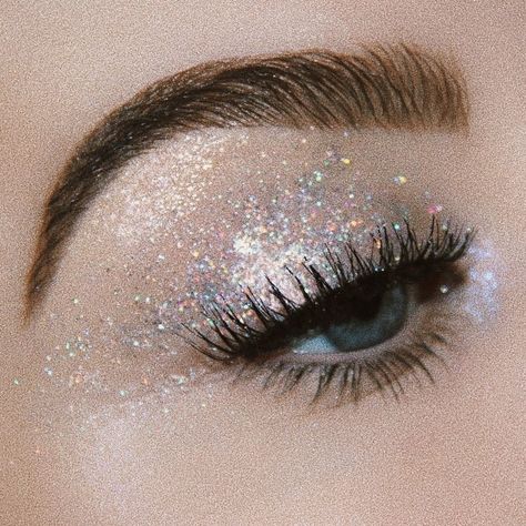 Silver Make Up Looks Glitter Eye, Sparkling Makeup Glitter, Euphoria Silver Makeup, Homecoming Makeup Glitter, Cinderella Aesthetic Makeup, Glittery Eye Makeup Looks, Glitter Disco Makeup, New Years Eyeshadow Looks Sparkle, Silver Star Makeup Looks