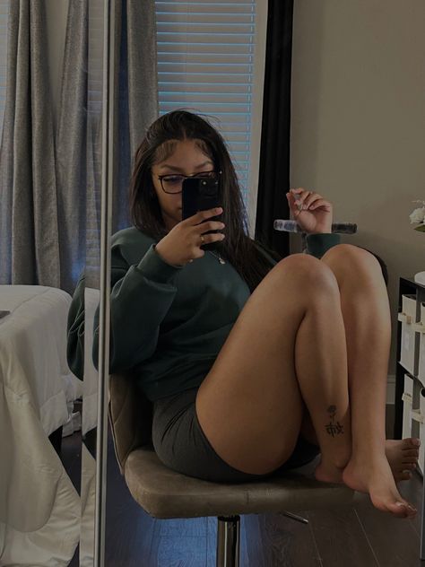 Mirror pics Chair Mirror Selfie, Floor Mirror Selfie, Sitting Mirror Selfie, Sitting In Front Of Mirror, Stylish Sneakers Outfit, Mirror Pictures Selfie, Mirror Pictures, Pic Poses, Selfie Inspo