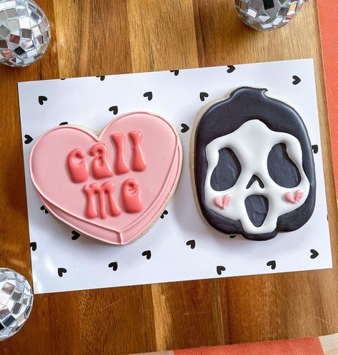 Ghost Face Cookies, Ghostface Cookies, Ghostface Cake, Horror Cookies, Halloween Cookie Designs, Halloween Valentines, Halloween Deserts, Valentines Day Sugar Cookies, Cookie Factory