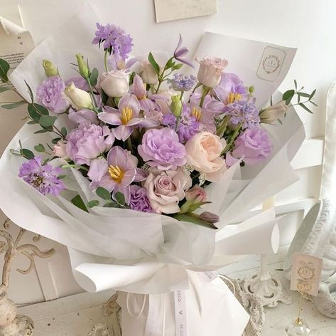 Flower Bucket Aesthetic, Bouget Flower, Bright Red Flowers, Purple Flower Bouquet, Flower Boquet, Luxury Flower Bouquets, Prettiest Bouquet, Purple Bouquet, Boquette Flowers