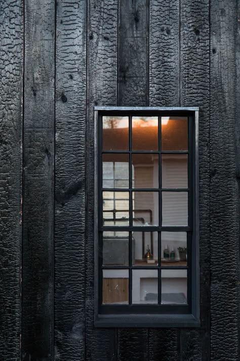 Curb Appeal: A Classic New England Color Palette on Spruce Head in Maine - Gardenista Soot House, Japanese Exterior, Charred Wood Siding, Burnt Timber, Black Houses, Wood Facade, House Cladding, Charred Wood, Sugi Ban