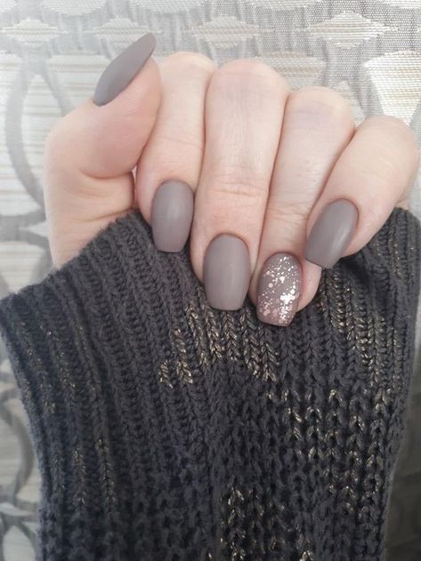 Dip Nails Rose Gold, Matte Grey Nails With Glitter, Mat Glitter Nails, Matte Glitter Nails Winter, Grey Rose Gold Nails, Matt Dip Nails, Coffin Style Nails Short Matte, Matte Gray Nails With Glitter, Grey Matt Nails