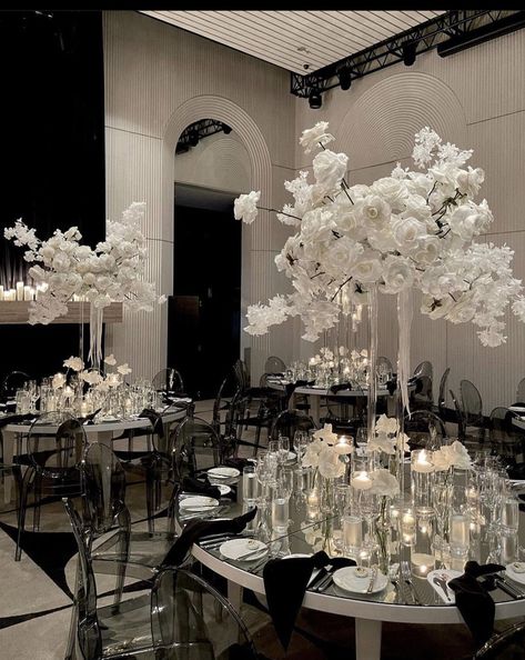 Grand Centerpieces Wedding, Black Linen White Flowers Wedding, White Winter Wedding Centerpieces, Black And White Wedding Florals, Wedding Table Decor Blue, Black And White Wedding Theme Classy, Black Quinceanera Theme, Simple Flower Arrangements, White Wedding Table Setting