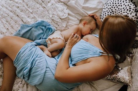 Nursing Photoshoot Breastfeeding, Breastfeeding Photoshoot Ideas At Home, Breastfeeding Picture Ideas, Bf Photoshoot, Breastfeeding Photoshoot Ideas, Nursing Photoshoot, Bf Photos, Maternity Studio Photoshoot, Fam Pics