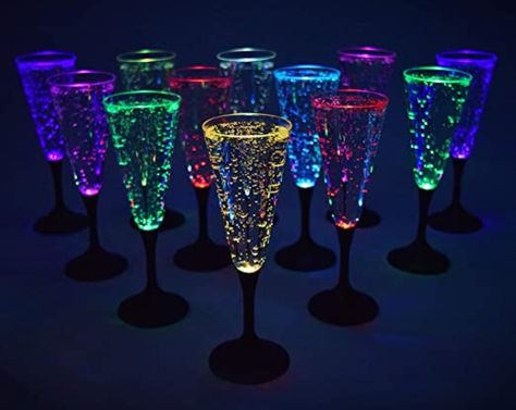 Colored Champagne Glasses, Wine Glass Wedding Favors, Light Up Glasses, Glowing Glasses, Glow In Dark Party, Neon Birthday Party, Plastic Champagne Flutes, Neon Birthday, Glow Birthday