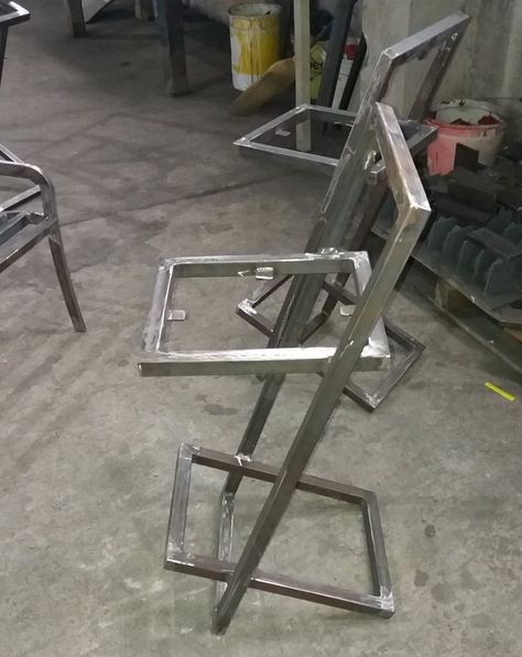 Rebar Stool, Modern Bar Stools Kitchen, House Projects Architecture, Steel Bar Stools, Welded Metal Projects, Diy Bench Outdoor, Welded Furniture, Wrought Iron Furniture, Metal Bending Tools