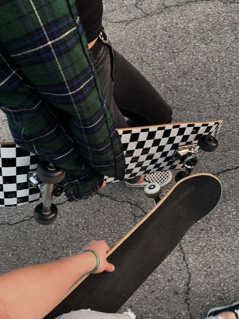 Skater friends Skate Aesthetic Wallpaper, Skater Friends, Wallpaper Emo, Aesthetic Wallpaper Desktop, Incredible Wallpaper, Skate Aesthetic, Friends Aesthetic, We Heart It, Wallpapers