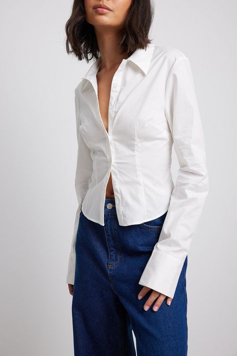 Fitted White Button Down Shirt, Fitted White Button Up, Womens White Button Up, Button Up Business Casual Women, Fitted Collared Shirt Women, White Fitted Shirt Outfit, Fitted Button Down Shirt Woman, Fitted Shirt Outfit Women, Outfits With A White Button Up Shirt