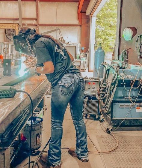 Welding Aesthetic Girl, Female Welder Aesthetic, Girl Mechanics Aesthetic, Blue Collar Worker Aesthetic, Female Mechanic Aesthetic, Women Welder Pictures, Mechanic Aesthetic Female, Welder Aesthetic, Welder Outfit