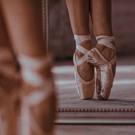 Ballet Pictures, Ballet Beauty, Dance Dreams, Ballet Inspiration, Dancing Aesthetic, Ballet Photography, En Pointe, The End Of The World, Ballet Beautiful