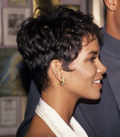 90s Short Hairstyles, African Hair History, Halle Berry Short Hair, Halle Berry Pixie, Halle Berry Hairstyles, Short Curly Pixie, Hairstyles For Black Hair, Twa Hairstyles, Honey Brown Hair