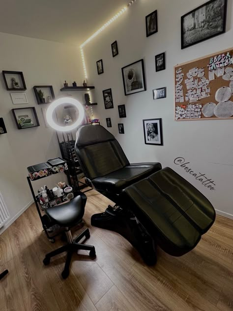 Home Tattoo Studio Interior Design, Tattoo Shop Ideas Studios, Tattoo Store Interior Design, In Home Tattoo Studio, Tattoo Studio At Home, Black Tattoo Studio, Tattoo Room Design, Tattoo Artist Studio, Tattoo Home Studio