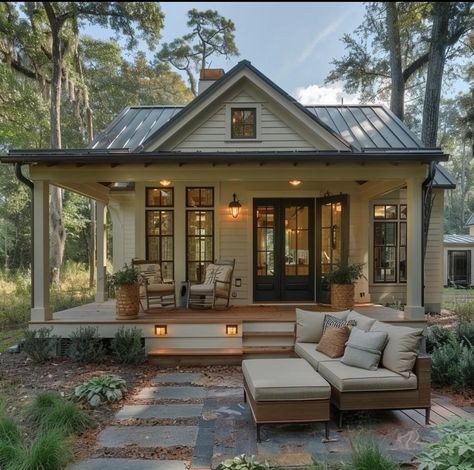 Bungalow Back Porch, Tiny Bungalow House Design, Countryside Bungalow, Bungalow Veranda, Farmhouse Design Exterior, Garden Bungalow, Beautiful Bungalow, Cute Small Houses, Bungalow Exterior