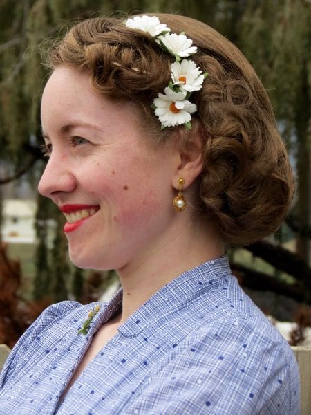 Wearing hair flowers, inspired by 1940s images. 1940s Hair Flowers, Pincurl Patterns, 1940 Hair, Wartime Fashion, 40s Hair, 50s Hair, Paper Daisies, Tweed Ride, 40s Hairstyles