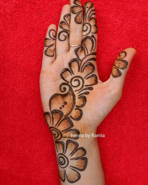 Cone Designs For Hands, Right Hand Mehndi Design, Beautiful Simple Mehndi Design, Mehandhi Designs, Full Mehndi, Simple Arabic Mehndi, Front Mehndi Design, Mehendi Art, Mobile Girl