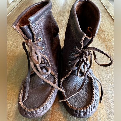 Authentic Rich Brown Leather Manitobah Mukluks Lace-Up Moccasins. Brand New Without Tags/Box. Moccasin Boot Pattern, Moccasin Patterns, Diy Moccasins, Skin Craft, Manitobah Mukluks, Handmade Moccasins, Moccasin Pattern, Ugg Dakota, Moccasin Shoes