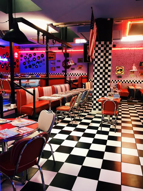 1950 Diner Decor, Fnaf Restaurant Background, American Bar Design, Retro Restaurant Aesthetic, 50’s Diner, 60s Restaurant, 1950's Diner, Diner Aesthetic, Arcade Bar