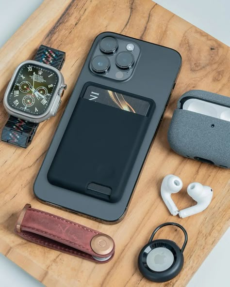 Apple Ideas, Apple Aesthetic, Apple Gadgets, Everyday Bag Essentials, Iphone Gadgets, Apple Watch Fashion, Apple Iphone Accessories, Tech Aesthetic, Cool Gadgets For Men