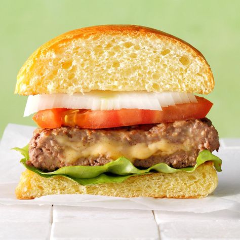 Juicy Lucy Burger Recipe, Bge Recipes, Chorizo Burger, Juicy Lucy Burger, Meat Entrees, Juicy Burger, Juicy Lucy, Simple Lunch, Grilled Burgers