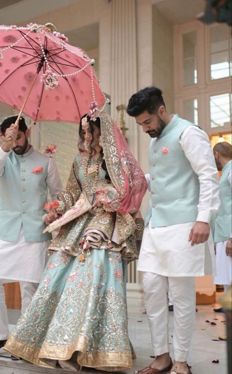 Nikkah Matching Outfits, Simple Nikkah Dresses For Bride, Nikah Ideas Pakistan, Pastel Mendhi Outfit, Nikkah Family Outfit, Mendhi Bridal Dress, Pastel Pakistani Bridal, Pastel Mehndi Outfit, Pastel Nikkah Outfit