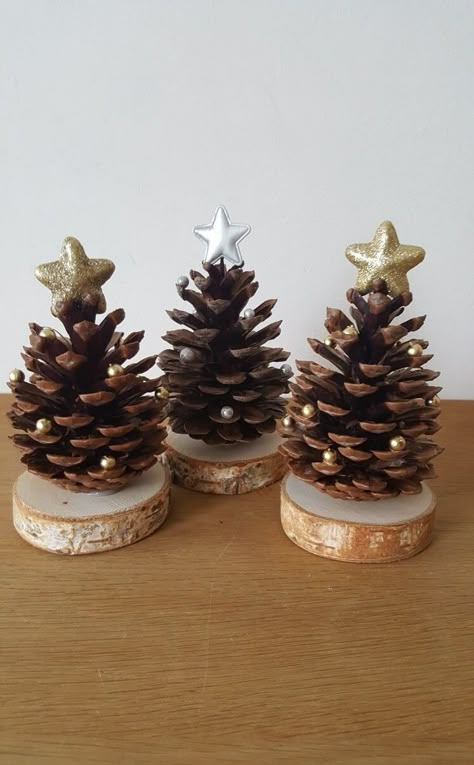 Homemade Christmas Decorations, Noel Diy, Cones Crafts, Christmas Wood Crafts, Holiday Crafts Christmas, Christmas Ornament Crafts, Christmas Crafts Decorations, Christmas Wood, Christmas Deco