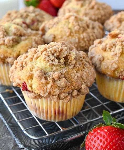 Strawberry Cheesecake Muffins Recipes, Jumbo Strawberry Muffins, Strawberry Muffins Aesthetic, Sourdough Discard Strawberry Muffins, Bakery Style Recipes, Texas Muffins, Strawberry Cream Cheese Muffins Recipe, Strawberry Muffins Easy, Muffins With Cream Cheese Filling