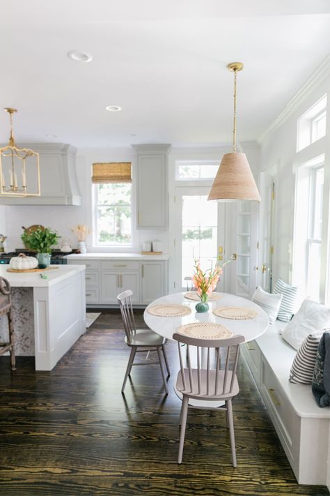 Beautiful white kitchen with breakfast nook complete with built in bench kellyelko.com #cottagestsyle #farmhousestyle #farmhouse #interiordecorate #interiordesign #kitchen #kitchendecor #whitekitchen Kitchen Corner Bench Seating, Kitchen Corner Bench, Corner Bench Seating, Country Interior Design, Coastal Dining, Breakfast Nooks, Gray And White Kitchen, Casa Vintage, Country Interior