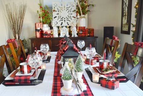 Dining Delight: Christmas Apres Ski Tablescape Ski Tablescape, Ski Display, Apres Ski Decor, Christmas Decor Ideas White, Buffalo Check Christmas Decor, Tablescapes Christmas, Driftwood Christmas, Ski Party, Buffalo Plaid Christmas Decor