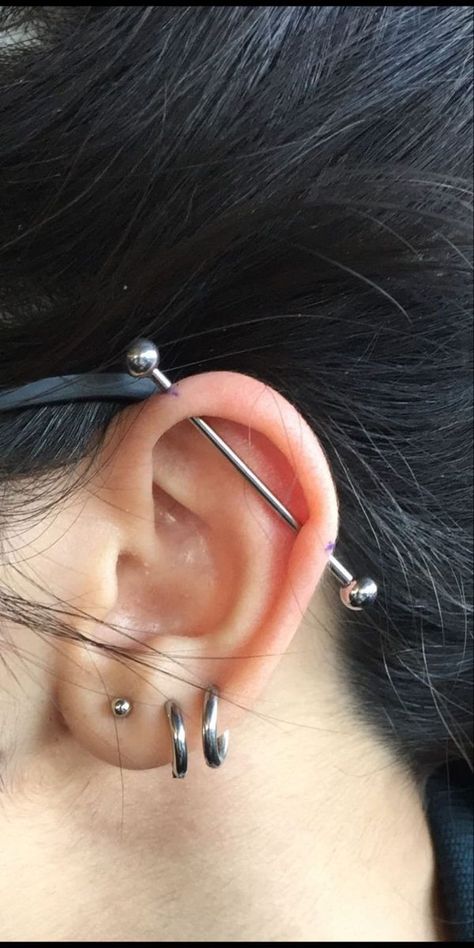 Ear Piercings Inspo Industrial, Piercings Ear Industrial, Cool Piercings Ears, Ear Piercings Bar, Industrial Piercing Men, Ear Percinings Ideas, Ear Piercing Ideas Industrial, Ear Percinings, Percinings Ideas