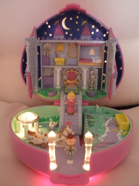 Polly Pocket <3 This was the best one bc it lit up I so had this even found an old polly pocket girl out in the garden in the dirt by my fish grave haha 2012 lol Polly Pockets, Childhood Memories 90s, Mini Dollhouse, Play Ground, 90s Toys, Toy House, 90s Childhood, Oldies But Goodies, Pink Pastel