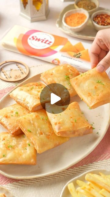 Chicken Packet Recipes, Samosa Sheets Recipe, Chicken Samosa Filling Recipe, Indian Chicken Starter Recipes, Onion Samosa Recipe, Chicken Samosa Recipe, Cream Onions, Chicken Samosa Recipes, Chicken Squares