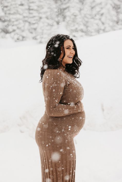 Winter Maternity Photos Outdoor, Bohemian Maternity Photos, Snow Maternity Photos, Maternity Christmas Pictures, Winter Pregnancy Photoshoot, Winter Maternity Pictures, Winter Maternity Shoot, Maternity Photography Fall, Maternity Photography Winter