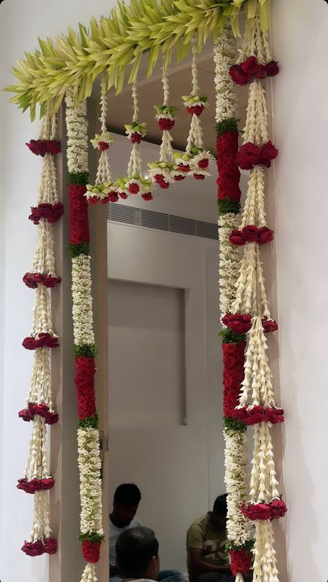 Gruhpravesh Decoration, Door Flower Decoration Entrance, Door Flower Decoration Indian, Merigold Aesthetic, Door Garland Ideas, Leaf Decoration Ideas, Jhula Decoration, Indian Floral Decor, Flower Garland Backdrop