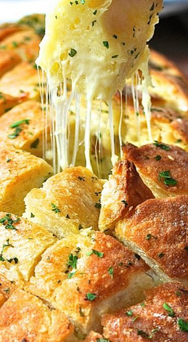 Cheese and Garlic Crack Bread (Pull Apart Bread.) Perfect for your Lamar Union dinner parties! Shareable #lamarunion #appetizers #parties Bread Pull Apart, Cheesy Garlic Bread, Pull Apart Bread, Dinner Appetizers, Crumpets, Pull Apart, Garlic Bread, Bagels, Finger Food