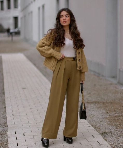 Female Work Outfits, Light Jeans Outfit, Smart Casual Women Outfits, Western Work, Winter Fashion Outfits Casual, Business Casual Outfits For Work, Classy Work Outfits, Causual Outfits, Simple Trendy Outfits