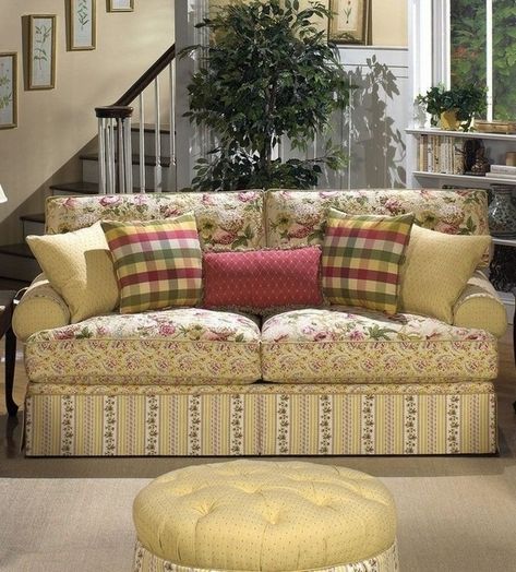 Cottage Style Sofa, Country Couches, Country Style Sofas, Cottage Sofa, Country Sofas, Country Living Room Furniture, Country Style Living Room, Country Designs, Floral Sofa