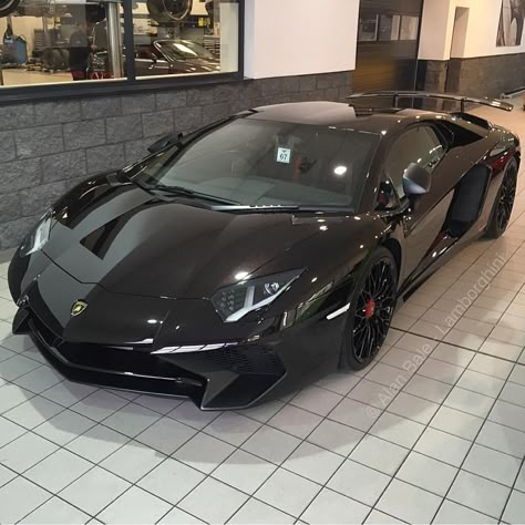 Aventador Roadster, Wallpaper Luxury, Mclaren Cars, Aesthetic Cool, Car Organization, Aesthetic Car, Pimped Out Cars, Lamborghini Veneno, Lux Cars