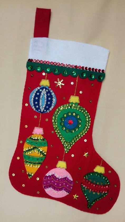 Decorating Stockings Diy, Stocking Decorating Contest, Felt Stockings Christmas Diy, Decorated Stockings, Felt Christmas Stockings, Vintage Christmas Stockings, Christmas Craft Fair, Christmas Stockings Diy, Felt Crafts Christmas