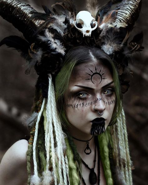 Nature Inspired Makeup, Pagan Makeup, Witch Face Paint, Viking Makeup, Halloween Makeup Witch, Creepy Costumes, Witch Costumes, Witch Stuff, Witch Makeup