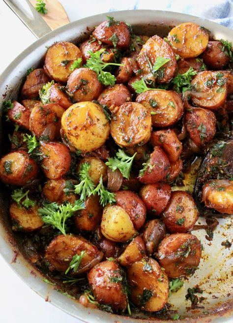 Grandma's Rustic Potatoes with Paprika, Olive Oil and Herbs. (Romanian Recipe) Rustic Potatoes, Vegan Scalloped Potatoes, Vegan Potato Salads, Paprika Potatoes, Patties Recipe, Vegan Potato, Potato Recipe, Potato Dishes, Caramelized Onions